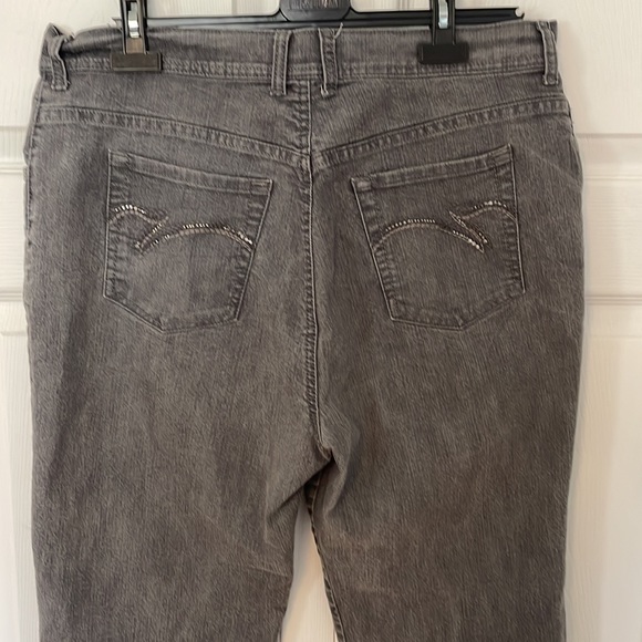 Gloria Vanderbilt Jeans - Picture 4 of 5
